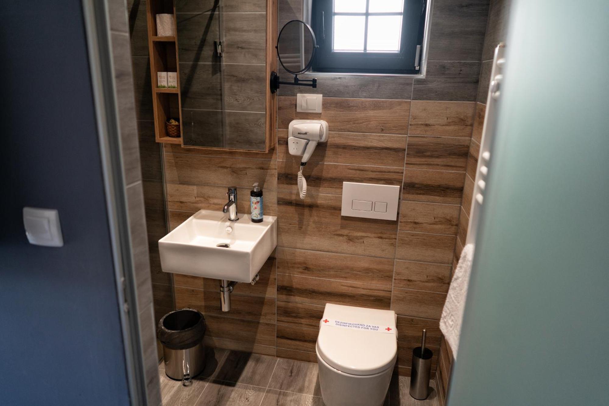La Roue Hotel Vrsac Ngoại thất bức ảnh