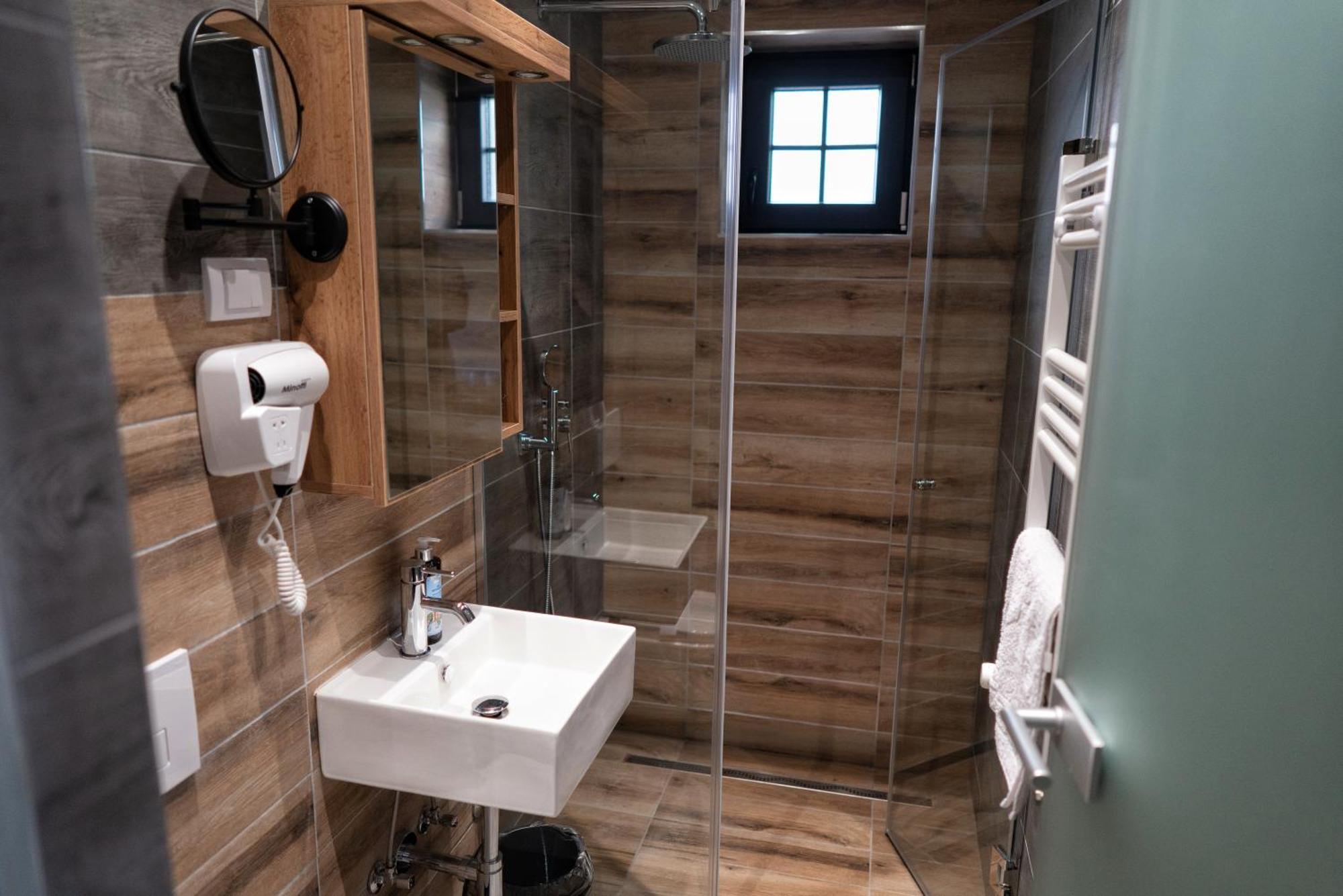 La Roue Hotel Vrsac Ngoại thất bức ảnh